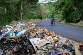Một khúc cua trên đèo D’ran xuất hiện nhiều rác thải sinh hoạt sau mưa lũ.