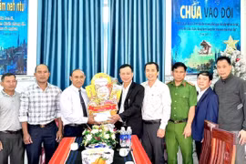 Đoàn công tác do đồng chí Nguyễn Văn Thanh, Bí thư Đảng ủy, Chủ tịch HĐND xã làm trưởng đoàn chúc mừng các cơ sở tôn giáo.