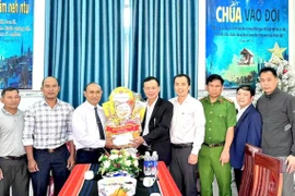 Đoàn công tác do đồng chí Nguyễn Văn Thanh, Bí thư Đảng ủy, Chủ tịch HĐND xã làm trưởng đoàn chúc mừng các cơ sở tôn giáo.