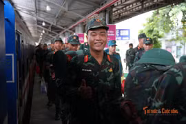 Ga Sài Gòn vỡ òa cảm xúc khi đón đoàn quân A80 trở về