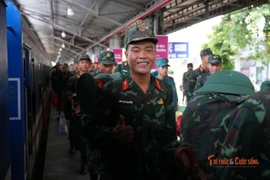 Ga Sài Gòn vỡ òa cảm xúc khi đón đoàn quân A80 trở về