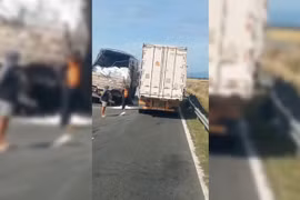 Hai xe tải tông nhau trên cao tốc ở Lâm Đồng, tài xế mắc kẹt trong cabin 