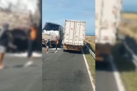 Hai xe tải tông nhau trên cao tốc ở Lâm Đồng, tài xế mắc kẹt trong cabin 