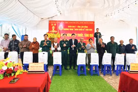 Tặng quà cho người dân tại Bệnh xá Trung đoàn 726, Binh đoàn 16, xã Quảng Trực.