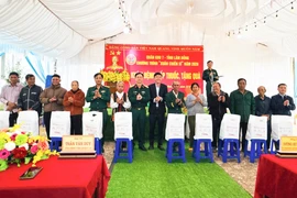 Tặng quà cho người dân tại Bệnh xá Trung đoàn 726, Binh đoàn 16, xã Quảng Trực.