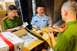 Phát hiện 62 thùng kẹo socola, táo đỏ không rõ nguồn gốc 