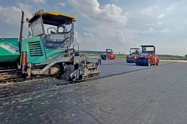 Bộ trưởng Xây dựng cảnh báo việc dùng cát biển để làm đường, xây nhà 