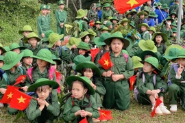 Học sinh khối 3, 4, 5 Trường Tiểu học Lê Hồng Phong hành quân đến Đồn Biên phòng Tuy Đức trong khuôn khổ hoạt động trải nghiệm.