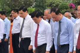 Bí thư Tỉnh ủy Lâm Đồng tưởng niệm liệt sĩ tại điểm cầu Bình Thuận