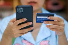 Trường hợp nào bị phong tỏa tài khoản ngân hàng từ ngày 1/1/2026?