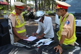 Lực lượng CSGT tỉnh Lâm Đồng xử phạt hơn 1.100 trường hợp vi phạm an toàn giao thông trong 5 ngày đầu năm mới.