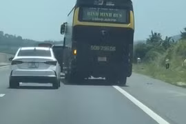 Xử phạt tài xế xe khách chạy vào làn khẩn cấp trên cao tốc