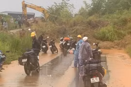 Mưa lớn gây sạt lở, quốc lộ 28B qua Lâm Đồng tạm gián đoạn