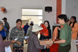 Trao 100 phần quà cho gia đình chính sách trước ngày hội bầu cử