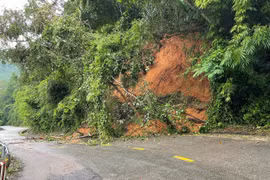 Mưa lớn gây sạt lở nghiêm trọng, đèo Gia Bắc tê liệt hoàn toàn