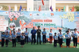 Bộ đội Biên phòng Lâm Đồng mang 'xuân ấm' đến người dân phường Phú Thủy