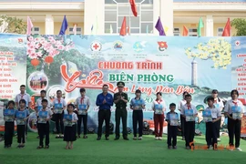 Bộ đội Biên phòng Lâm Đồng mang 'xuân ấm' đến người dân phường Phú Thủy