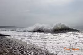 Sóng mạnh đánh hư hỏng kè Hàm Tiến ở Lâm Đồng, người dân được hỗ trợ di dời