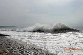 Sóng mạnh đánh hư hỏng kè Hàm Tiến ở Lâm Đồng, người dân được hỗ trợ di dời