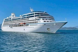 Tàu biển quốc tế Sirena (quốc tịch Bahamas) cập Cảng quốc tế Cam Ranh mang theo 600 du khách ghé thăm Khánh Hòa.