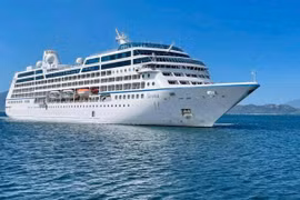 Tàu biển quốc tế Sirena (quốc tịch Bahamas) cập Cảng quốc tế Cam Ranh mang theo 600 du khách ghé thăm Khánh Hòa.