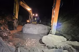 Toàn bộ 11 người và 6 xe mắc kẹt trên đèo Khánh Lê được cứu