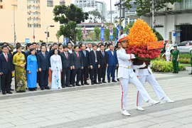 TP HCM dâng hoa tưởng nhớ Bác nhân 100 năm báo chí cách mạng
