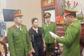 Bắt khẩn cấp người phụ nữ thu tiền xe trái phép người đi lễ đầu năm