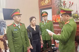 Bắt khẩn cấp người phụ nữ thu tiền xe trái phép người đi lễ đầu năm