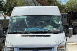 Chiếc xe bị đá rơi làm vỡ kính, 2 người thương vong.