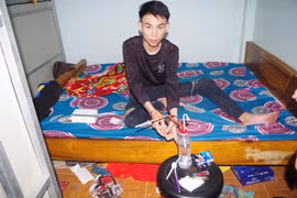 Hai thanh niên bị bắt quả tang sử dụng ma túy tại phường 2 Bảo Lộc