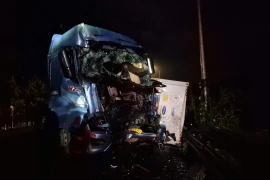 Va chạm giữa container và xe tải trên đèo Bảo Lộc, giao thông tê liệt