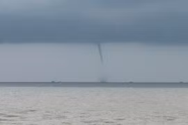 Vòi rồng xuất hiện tại cửa biển Phước Hội