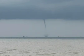 Vòi rồng xuất hiện tại cửa biển Phước Hội