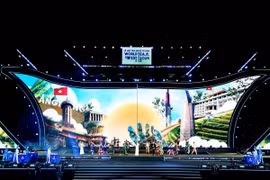 Quảng trường Lâm Viên rực sáng trong đêm khai mạc Lễ hội Trà quốc tế 2025.