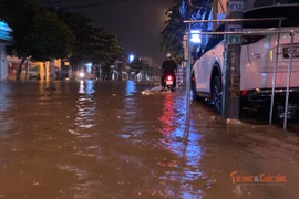 Mưa lớn gây ngập nhiều tuyến đường trung tâm vùng ven biển ở Lâm Đồng