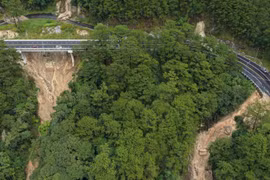 Khẩn trương gia cố sạt lở trên đèo Prenn, mục tiêu thông nửa mặt đường