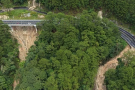 Khẩn trương gia cố sạt lở trên đèo Prenn, mục tiêu thông nửa mặt đường