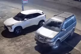 Chiếc xe 7 chỗ màu ghi đang lùi trước khi vụ tai nạn xảy ra. (Ảnh cắt từ clip)