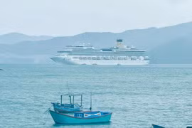 Tàu Costa Serena neo ở vịnh Nha Trang sáng mùng 4 Tết.