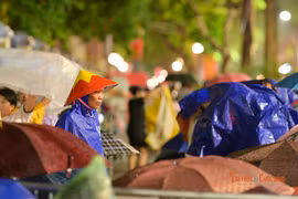 "Biển người" xếp chỗ từ đêm, háo hức chờ xem diễu binh 2/9 