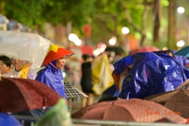 "Biển người" xếp chỗ từ đêm, háo hức chờ xem diễu binh 2/9 