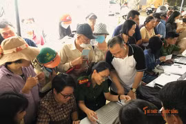 Người dân phường Phú Thủy phấn khởi nhận quà dịp Quốc khánh 2/9