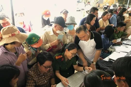 Người dân phường Phú Thủy phấn khởi nhận quà dịp Quốc khánh 2/9