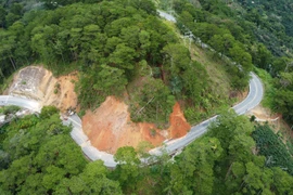 Khu vực taluy dương bị sạt xuống mặt đường đèo D’ran.