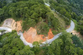 Khu vực taluy dương bị sạt xuống mặt đường đèo D’ran.