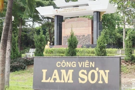 Tháo dỡ hàng rào và nâng cấp Công viên Lam Sơn để phục vụ người dân