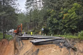 Báo động khẩn cấp hai điểm sạt lở lớn trên đèo Mimosa, QL20 