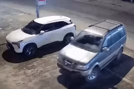 Xe máy lao tới tông vào ô tô lùi từ vỉa hè, một người nhập viện ở Lâm Đồng