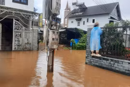Đà Lạt mưa lớn kéo dài, nhiều tuyến phố bị ngập cục bộ